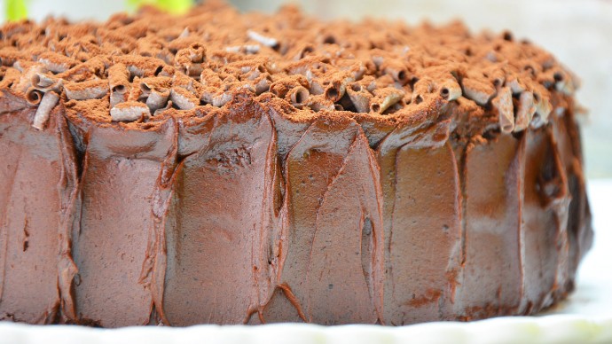 Шоколадный торт с черносливом и грецким орехом