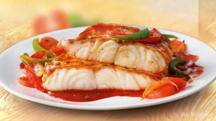 ​Белая рыба с соусом и овощами: низкокалорийно и вкусно
