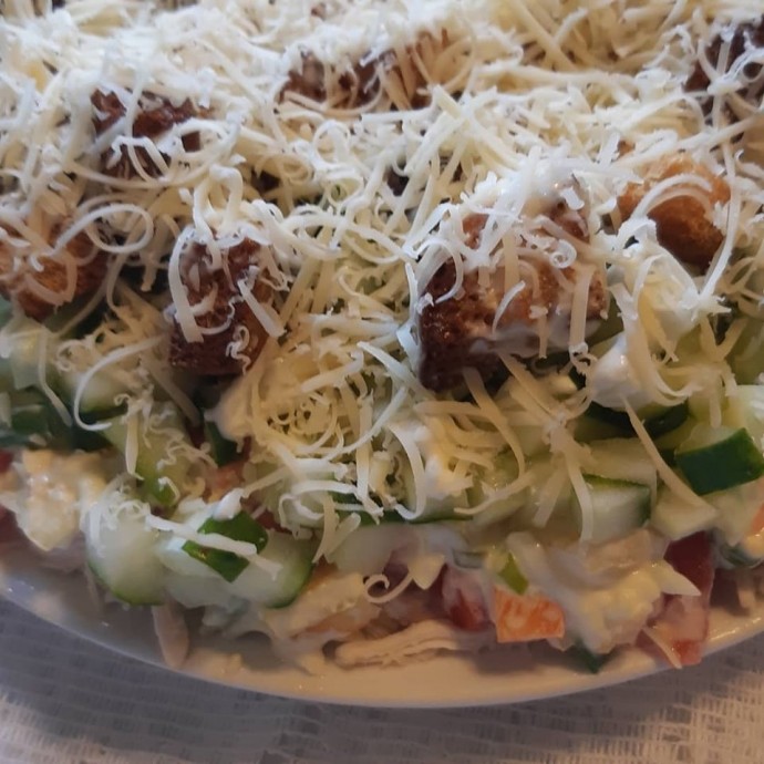 Салат из курин.грудки,сыра и сухариками. Салат из курин.грудки,сыра и сухариками.