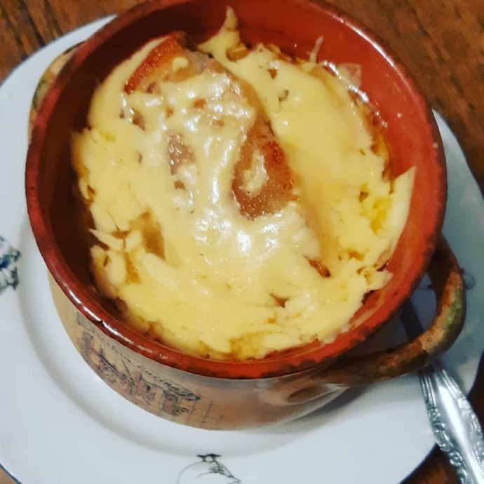 Французский луковый суп с гренками. Французский луковый суп с гренками.