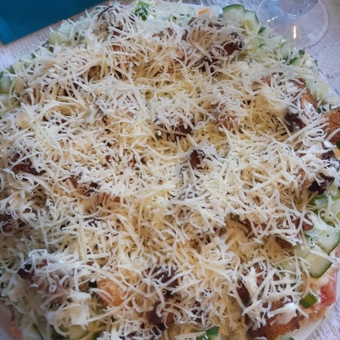 Салат из курин.грудки,сыра и сухариками. Салат из курин.грудки,сыра и сухариками.