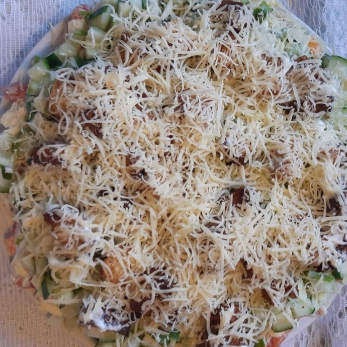 Салат из курин.грудки,сыра и сухариками. Салат из курин.грудки,сыра и сухариками.