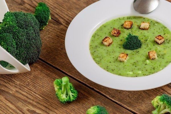 Суп-пюре из брокколи с гренками. Суп-пюре из брокколи с гренками.