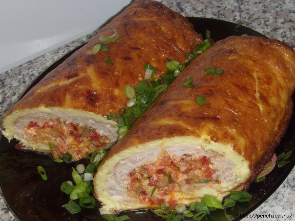 Куриный рулет с пикантной начинкой. Куриный рулет с пикантной начинкой.