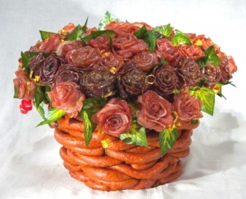 Meat flower. Букет из колбасы. Букет цветов из колбасы. Букет из колбасы для женщины. Букет из сала.