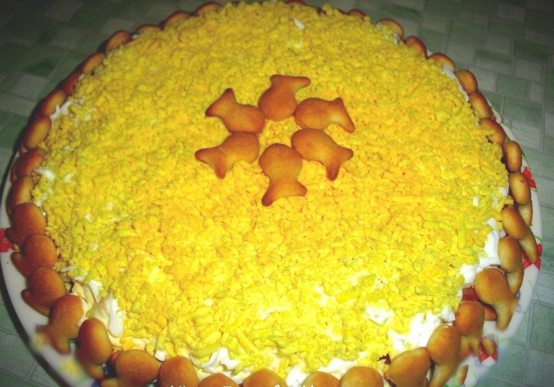 Салат с крекерами и рыбными консервами