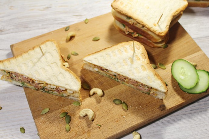 Клаб-сэндвич с тунцом. Вкусный бутерброд с тунцом, яйцом и орешками. Клаб-сэндвич с тунцом. Вкусный бутерброд с тунцом, яйцом и орешками.