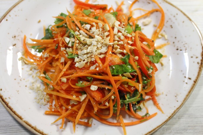 Летний морковный салат. Супер полезный летний салат из моркови с орехами и ароматной заправкой.
