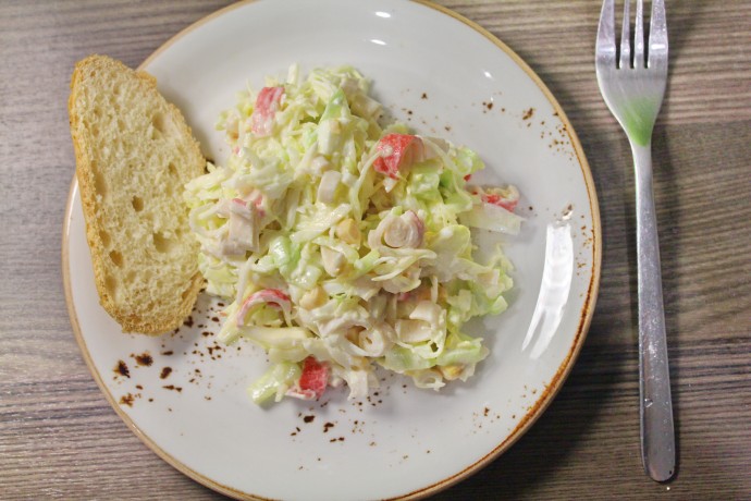 Салат из капусты, крабовых палочек и кукурузы. Вкусный, быстрый, полезный и экономный салат.