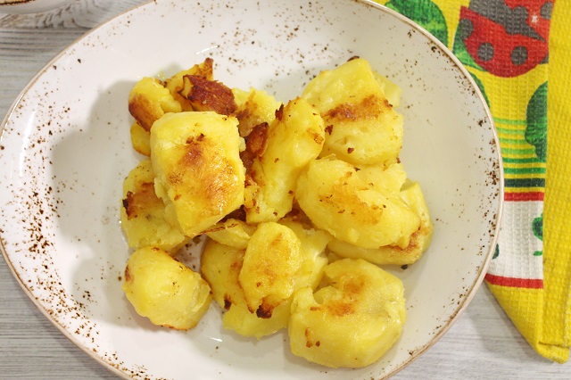 Самая вкусная сливочная картошка с хрустящей корочкой в духовке. Самая вкусная сливочная картошка с хрустящей корочкой в духовке.