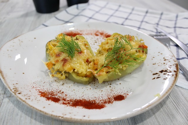 Фаршированные перцы овощами. Фаршированные перцы овощами.
