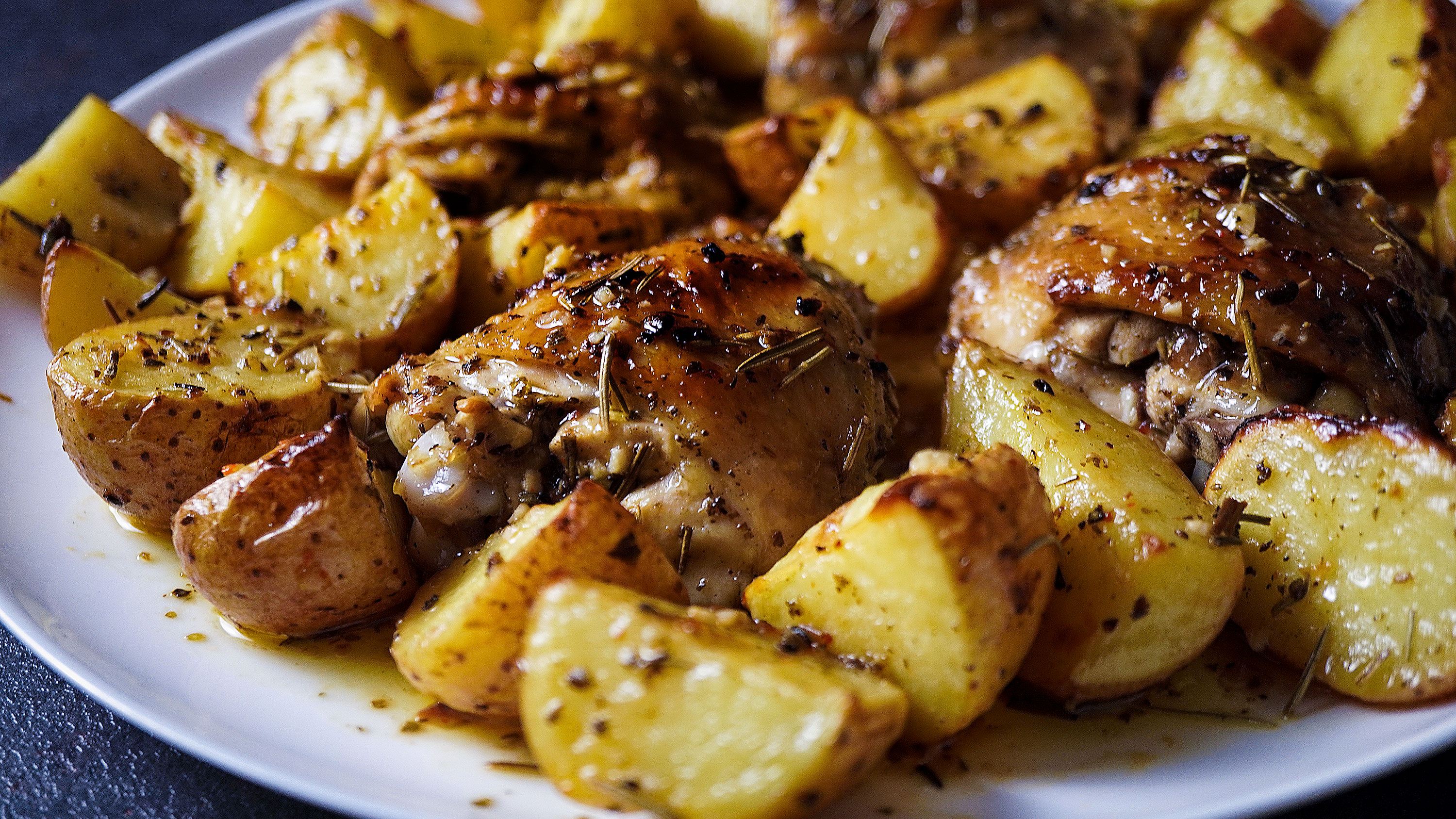 Рецепт куриного мяса с картошкой. Картофель с курицей. Курица с картошкой в духовке. Курица с картошкой по гречески. Картофель с курицей в духовке.