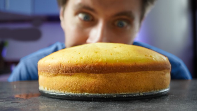 Невероятно вкусный пирог всего из одного стаканчика йогурта. Невероятно вкусный пирог всего из одного стаканчика йогурта.