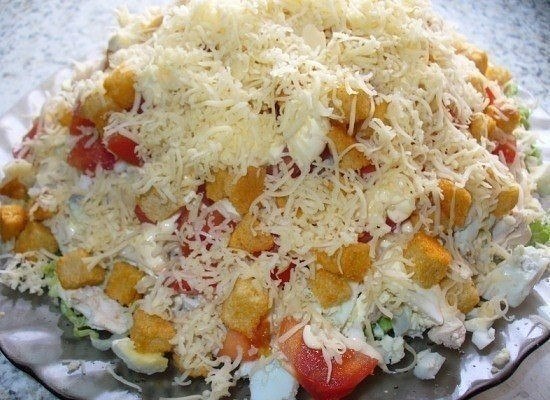 Салат с курицей, сыром и сухариками Салат с курицей, сыром и сухариками