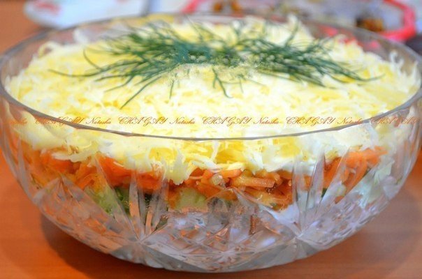 ​Салат с копченой курицей, корейской морковью и огурцом.