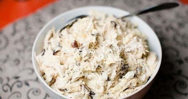 Салат из курицы с брынзой и черносливом Салат из курицы с брынзой и черносливом