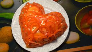 Слоеный салат СЕРДЦЕ с курицей, помидорами, грибами и сыром Слоеный салат СЕРДЦЕ с курицей, помидорами, грибами и сыром