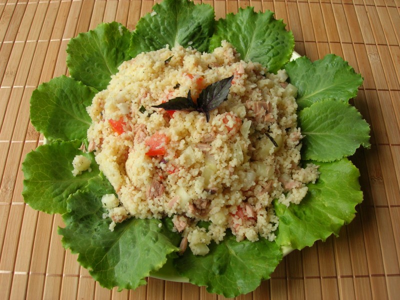 Салат из кус-куса с тунцом и овощами