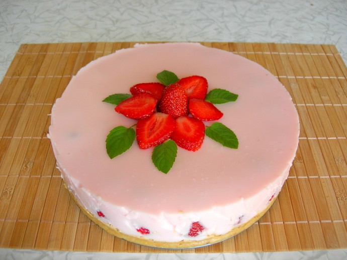 Клубничный йогуртовый торт (не нужно выпекать) Клубничный йогуртовый торт (не нужно выпекать)