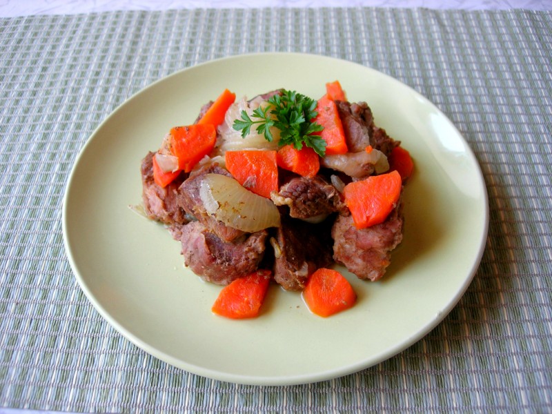 Мясо, тушеное в собственном соку с овощами Мясо, тушеное в собственном соку с овощами