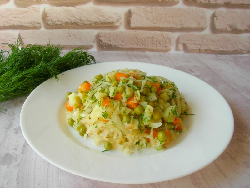 Постный салат с квашеной капустой, по вкусу напоминает винегрет Постный салат с квашеной капустой, по вкусу напоминает винегрет