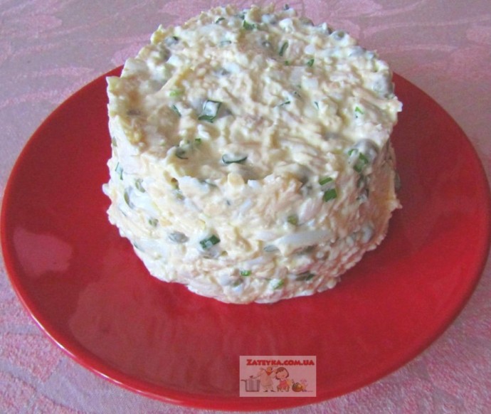 Салат с куриным филе, яйцами, сыром и зеленым горошком Салат с куриным филе, яйцами, сыром и зеленым горошком