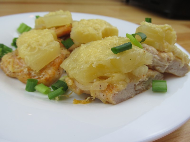 Куриное филе с ананасами в сырной шубке Куриное филе с ананасами в сырной шубке
