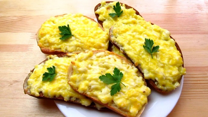 Горячие бутерброды с плавленным сыром и чесноком Горячие бутерброды с плавленным сыром и чесноком