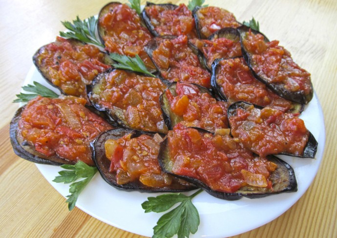 Жареные баклажаны с томатным соусом