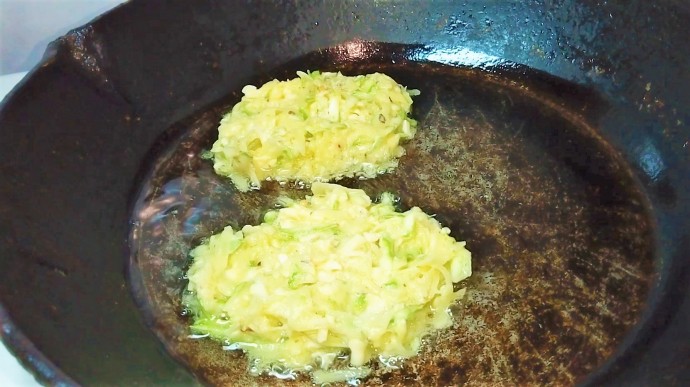 Оладьи с кабачком и сыром. быстрый вкусный завтрак Оладьи с кабачком и сыром. быстрый вкусный завтрак