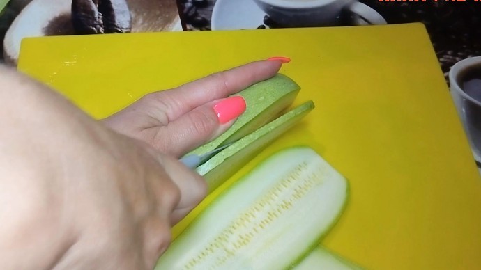 Рулеты из кабачков с курицей на шпажках Рулеты из кабачков с курицей на шпажках