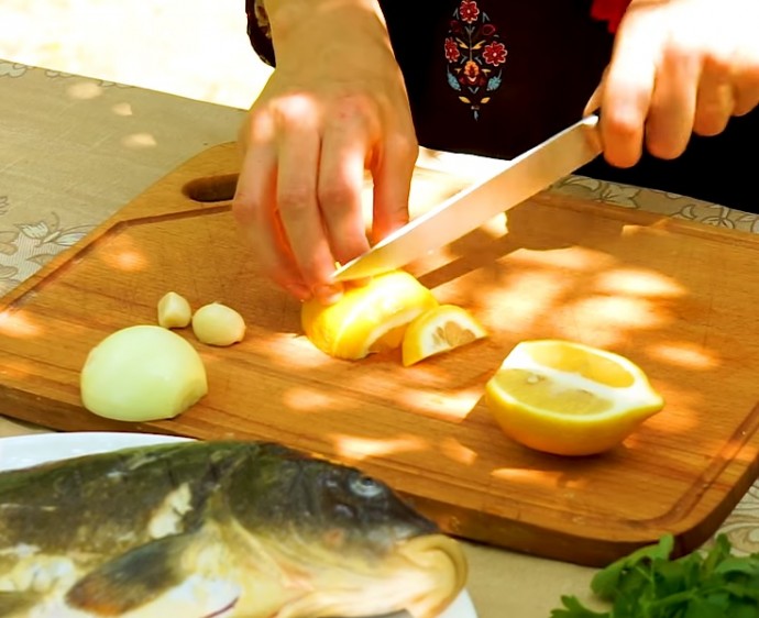 Карп запеченный с лимоном, луком и зеленью Карп запеченный с лимоном, луком и зеленью