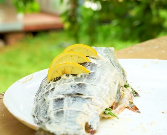 Карп запеченный с лимоном, луком и зеленью Карп запеченный с лимоном, луком и зеленью