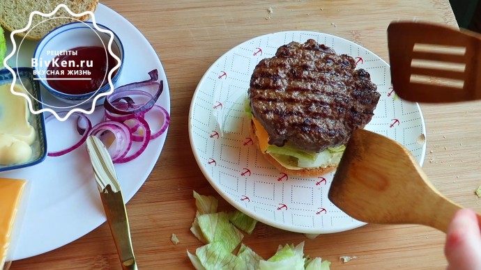 Сочный домашний бургер + салатик и картошка