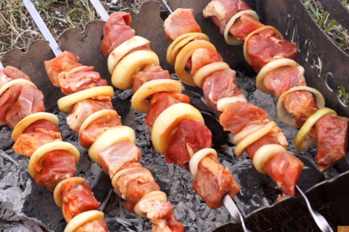 Простой маринад для шашлыка который делает любое мясо мягким и вкусным Простой маринад для шашлыка который делает любое мясо мягким и вкусным