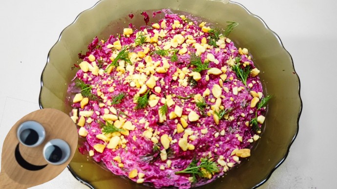 Свекольный салат с чесноком и орехами Свекольный салат с чесноком и орехами
