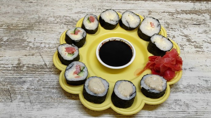 Морские роллы С красной рыбой Креветками и Крабовым мясом Морские роллы С красной рыбой Креветками и Крабовым мясом