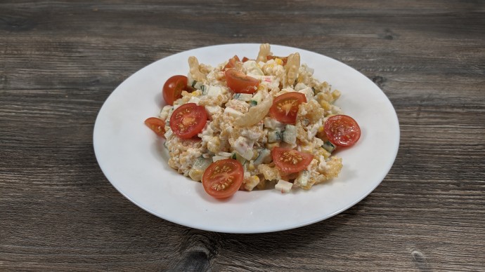 Салат с крабовыми палочками, кукурузой и свежим огурцом Салат с крабовыми палочками, кукурузой и свежим огурцом