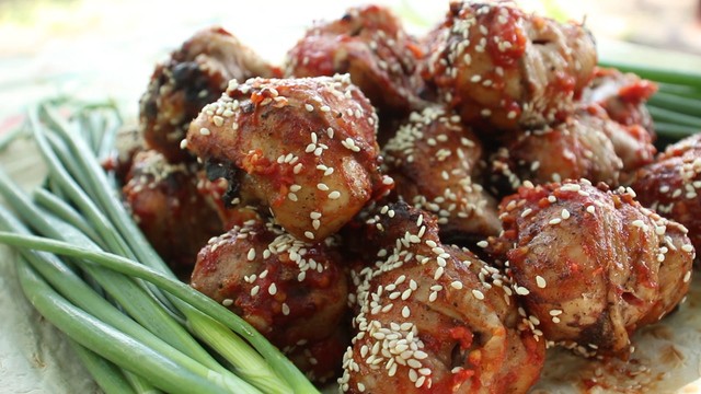 Шашлык из куриных голеней на углях Шашлык из куриных голеней на углях