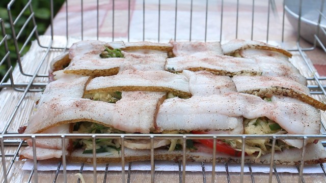 Картошка с салом на углях / рецепт закуски из свиного сала и овощей на решетке