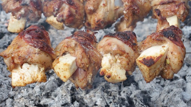 Шашлык из куриных голеней (ножек ) с адыгейским сыром Шашлык из куриных голеней (ножек ) с адыгейским сыром