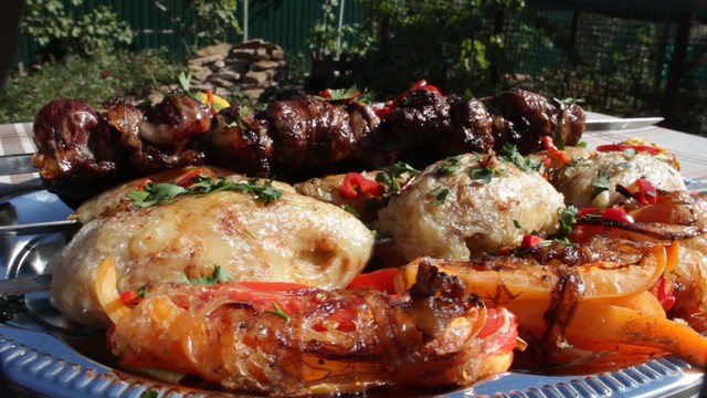 Шашлык из печени с овощами на углях Шашлык из печени с овощами на углях