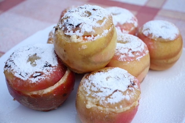 Запеченные яблоки с творогом и медом на углях Запеченные яблоки с творогом и медом на углях