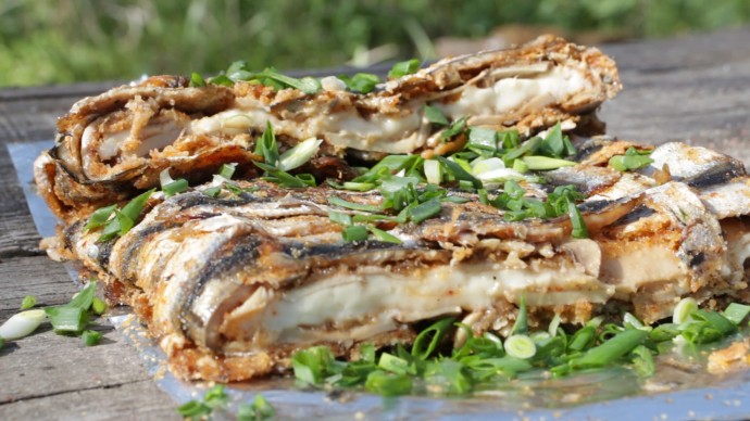 Закуска из кильки с сыром и грибами на углях. Закуска из кильки с сыром и грибами на углях.