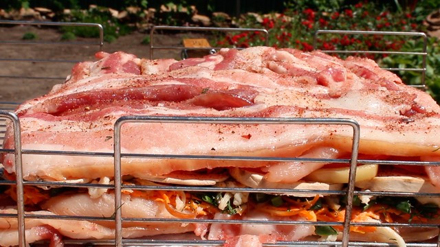 Свиная грудинка с курицей и овощами на углях Свиная грудинка с курицей и овощами на углях