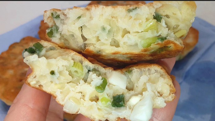 Быстрые ленивые пирожки на кефире с зеленым луком и яйцом: 10 минут и готово!